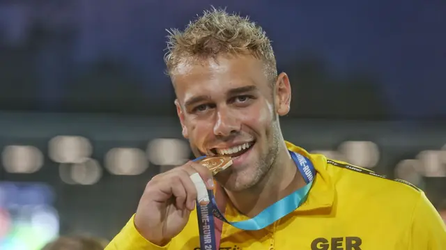 Mika Sosna beißt auf seine Goldmedaille