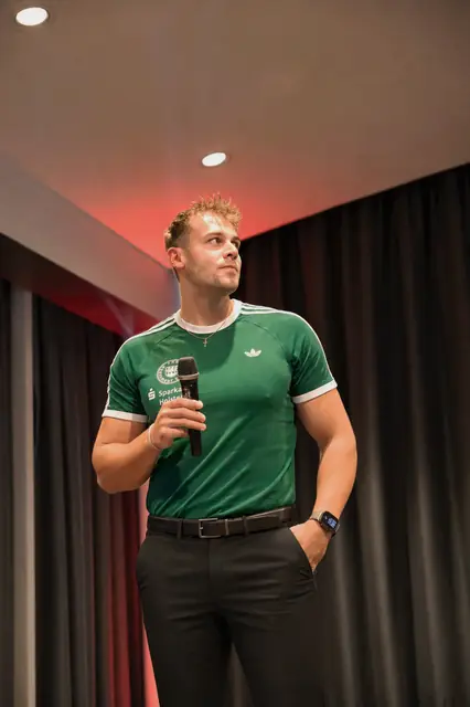 Auf der Bühne mit Mikrofon